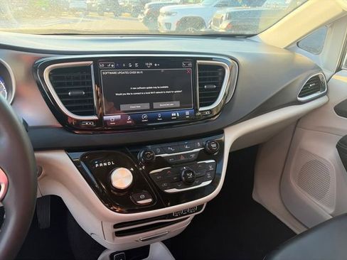 Used 2023 Chrysler Pacifica Touring-L image 37