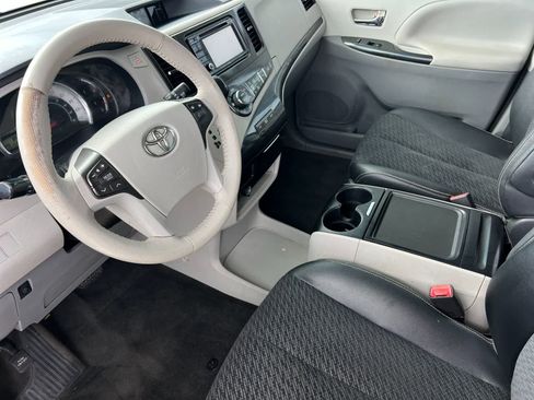 Used 2014 Toyota Sienna SE FWD image 12