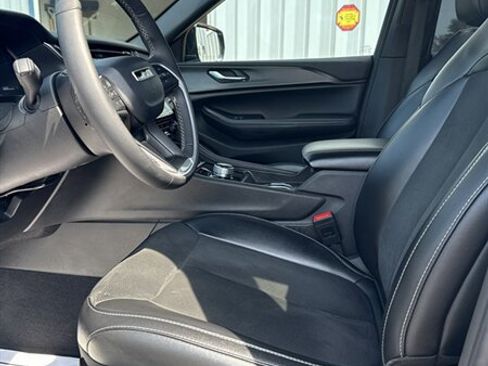 Used 2024 Jeep Grand Cherokee Altitude image 11