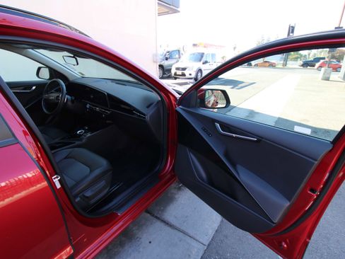 Used 2023 Kia Niro EX image 27