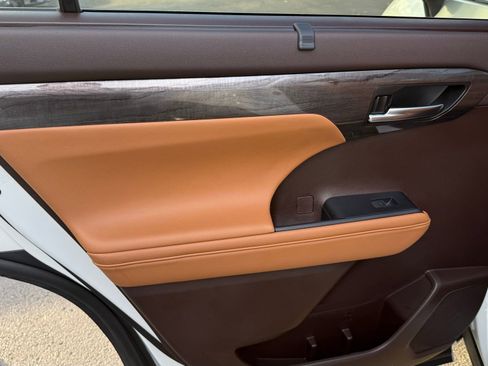 Used 2022 Toyota Highlander Platinum image 35