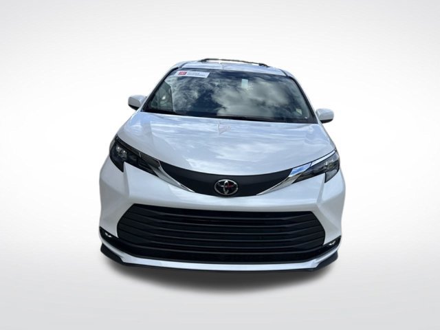 Used 2026 Toyota Sienna XLE FWD image 3