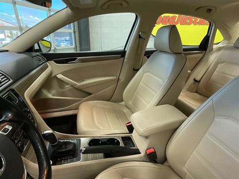 Used 2018 Volkswagen Passat 2.0T SE FWD image 12
