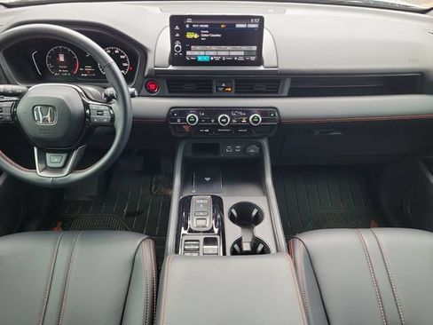 Used 2025 Honda Pilot TrailSport image 12