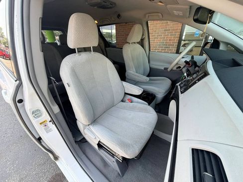 Used 2011 Toyota Sienna LE w/ Towing Pkg FWD image 13