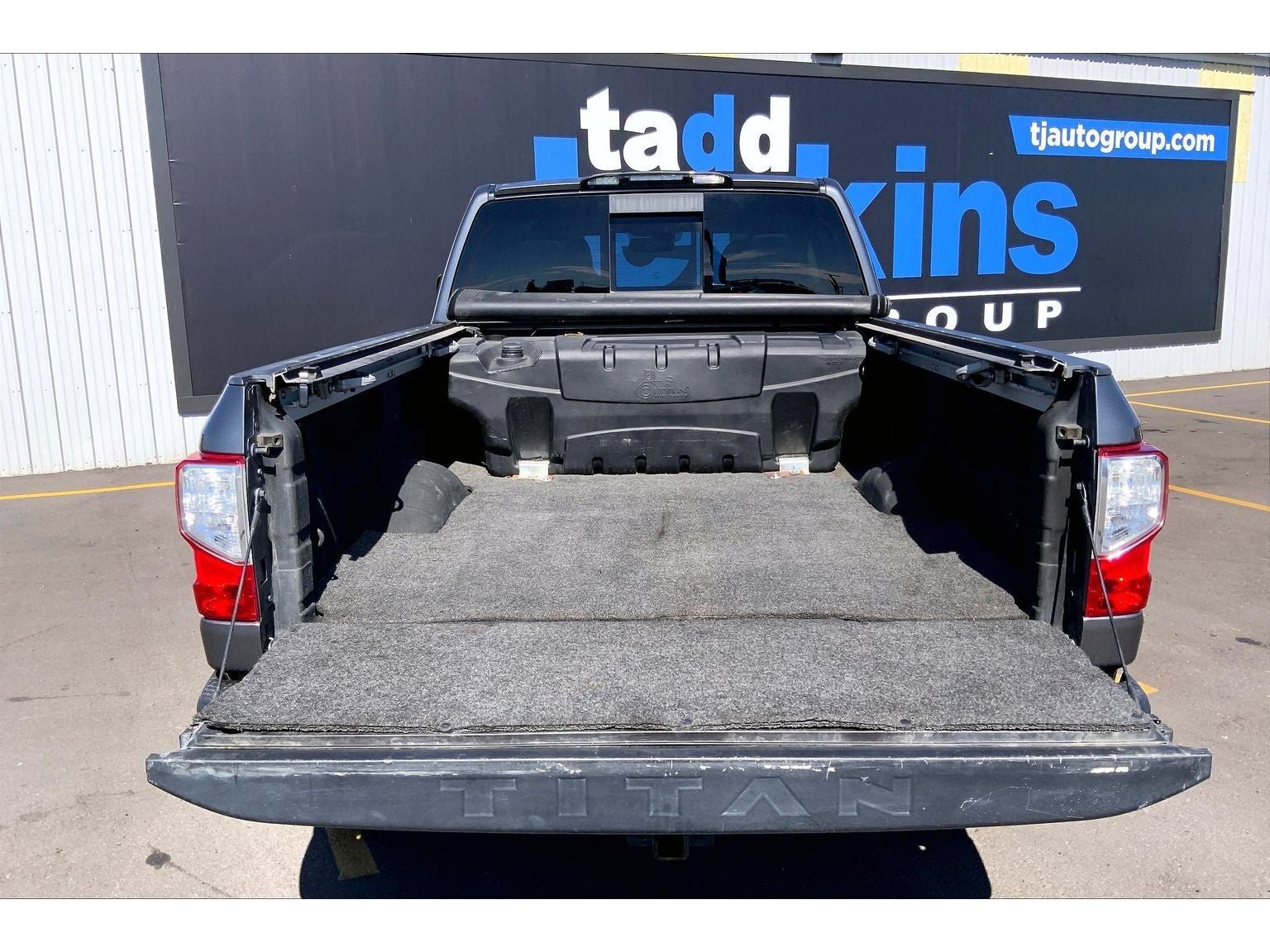 Used 2016 Nissan Titan SL AWD/4WD image 11