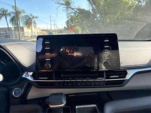 Used 2022 Toyota Sienna Limited FWD image 15