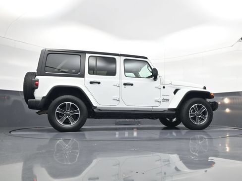 Used 2023 Jeep Wrangler Unlimited Sahara AWD/4WD image 26