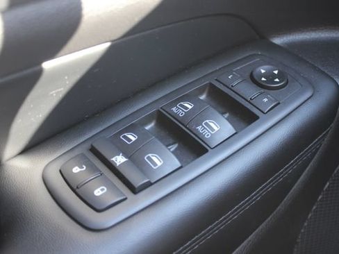 Used 2020 Jeep Grand Cherokee Altitude AWD/4WD image 18