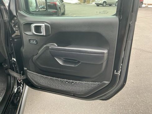 Used 2023 Jeep Gladiator Rubicon w/ Cold Weather Group image 19