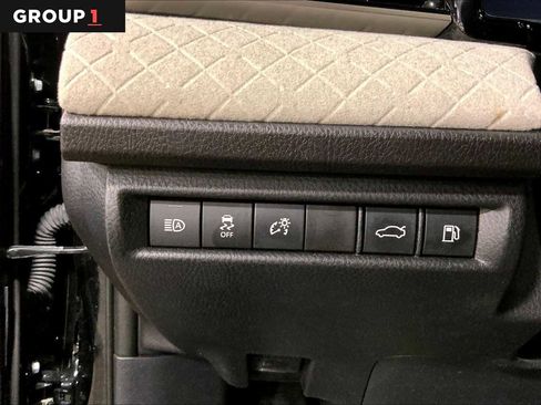 Used 2025 Toyota Camry XLE AWD/4WD image 34