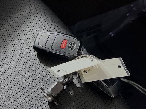 Used 2025 Toyota Prius Plug-In Hybrid image 36