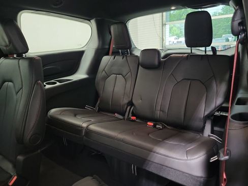 New 2027 Chrysler Pacifica Select AWD/4WD image 18