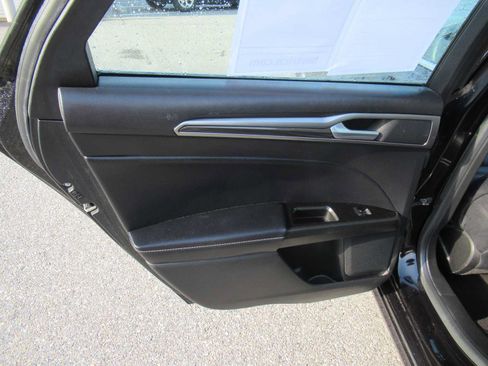Used 2019 Ford Fusion SEL FWD image 18