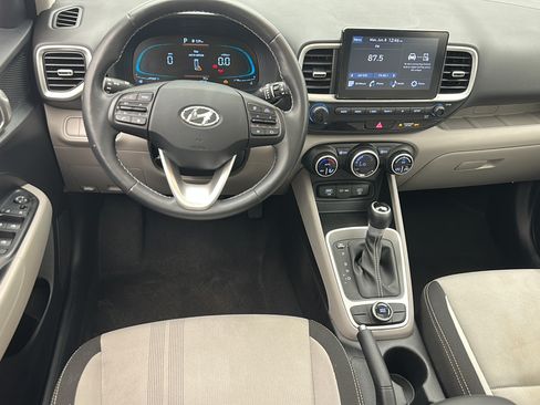 Used 2025 Hyundai Venue SEL FWD image 11