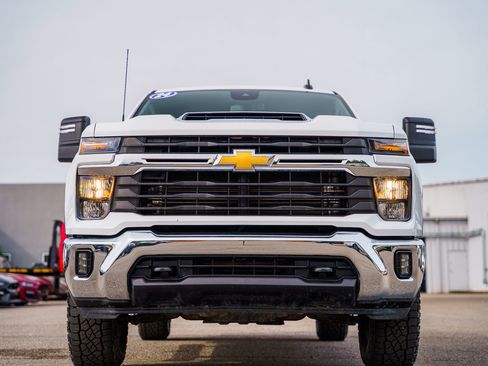Used 2024 Chevrolet Silverado 2500 LT AWD/4WD image 2