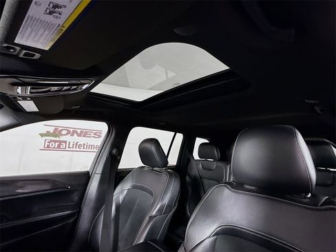 Used 2023 Jeep Grand Cherokee Altitude image 11