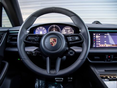 Used 2025 Porsche Macan 4S Electric AWD/4WD image 16