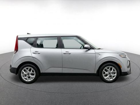 Used 2025 Kia Soul LX w/ LX Technology Package FWD image 10