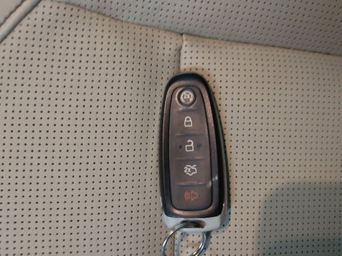 Used 2015 Ford Taurus Limited FWD image 32
