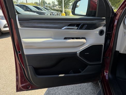 Used 2022 Jeep Wagoneer Series II AWD/4WD image 14