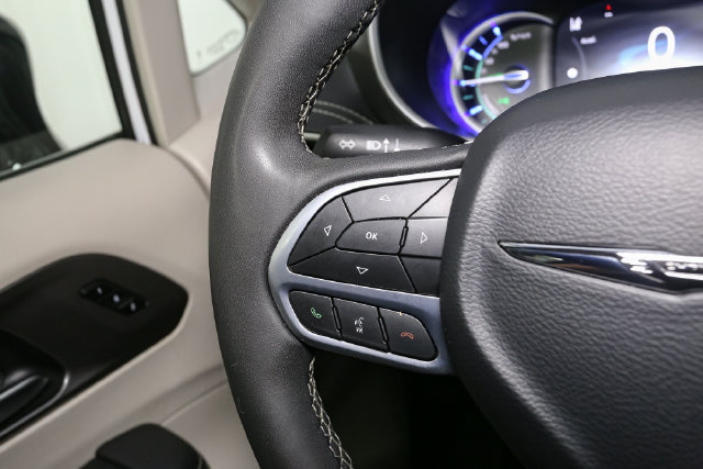 Used 2024 Chrysler Pacifica Limited FWD image 32