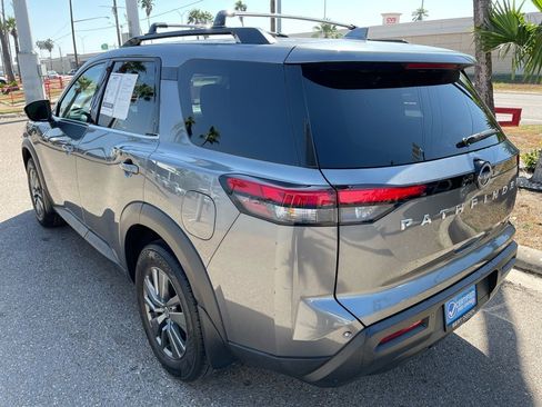Used 2022 Nissan Pathfinder SV image 5