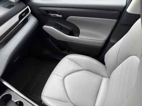 Used 2022 Toyota Highlander XLE AWD/4WD image 11