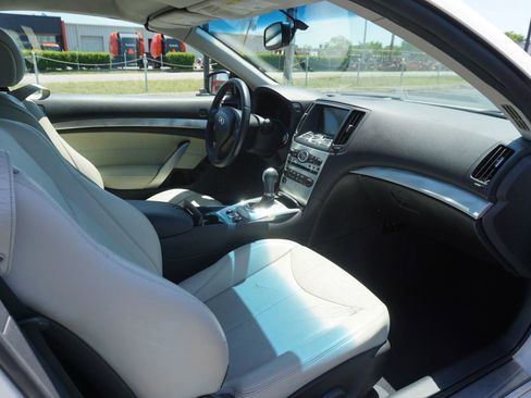 Used 2010 INFINITI G37 Convertible w/ Premium Pkg RWD image 16