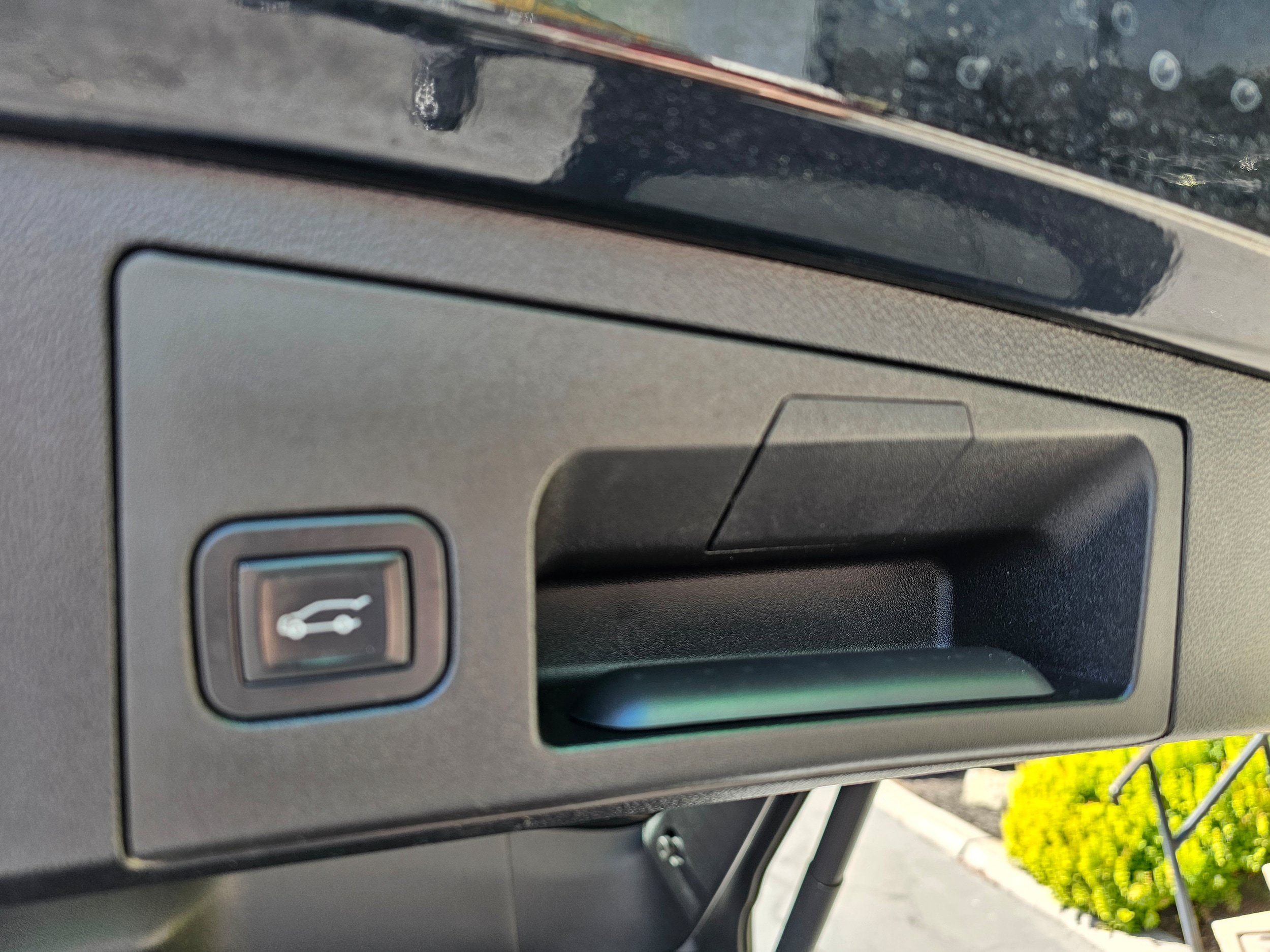 Used 2019 Cadillac XT4 Sport w/ Driver Awareness Package FWD image 9