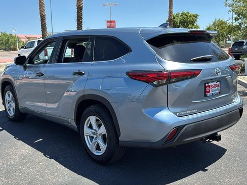 Used 2021 Toyota Highlander LE FWD image 6