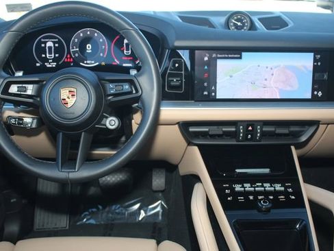 Certified 2025 Porsche Cayenne Coupe image 6