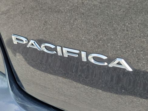 Used 2023 Chrysler Pacifica Touring-L FWD image 10