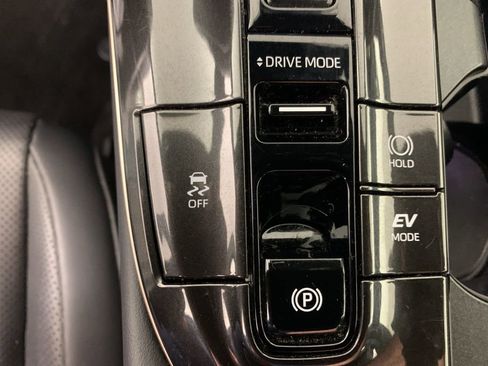 Used 2024 Toyota Crown Limited image 27