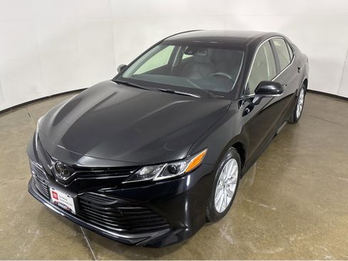 Used 2018 Toyota Camry LE image 15