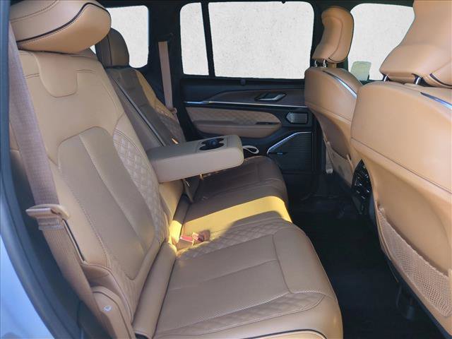 Used 2022 Jeep Grand Cherokee Summit w/ Luxury Tech Group V AWD/4WD image 20