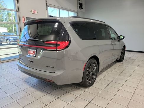 Used 2025 Chrysler Pacifica Limited image 50