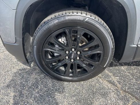 Used 2022 GMC Acadia SLT w/ Elevation Edition image 10