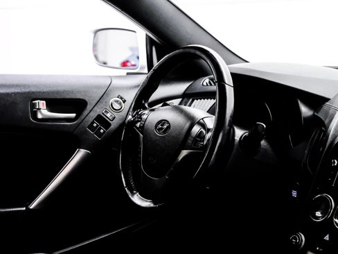 Used 2016 Hyundai Genesis Coupe 3.8 image 17