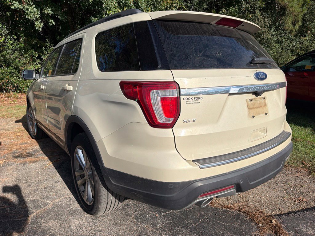 Used 2018 Ford Explorer XLT w/ Equipment Group 202A FWD image 4