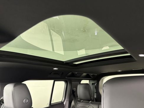 New 2026 Land Rover Defender 110 X-Dynamic SE image 9