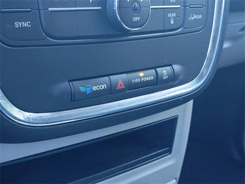 Used 2014 Chrysler Town & Country Touring image 29