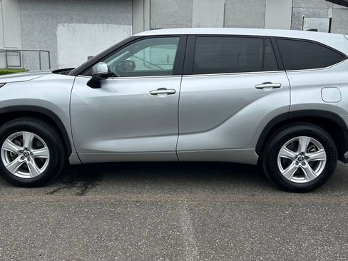 Certified 2025 Toyota Highlander LE FWD image 8
