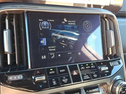 Used 2023 Lexus LX 600 4WD w/ Luxury Package image 18