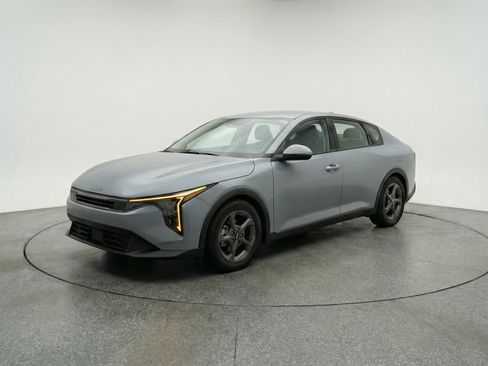 Used 2025 Kia K4 LXS image 3