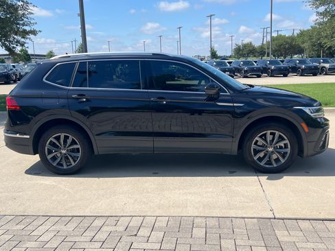 Used 2022 Volkswagen Tiguan SE FWD image 11