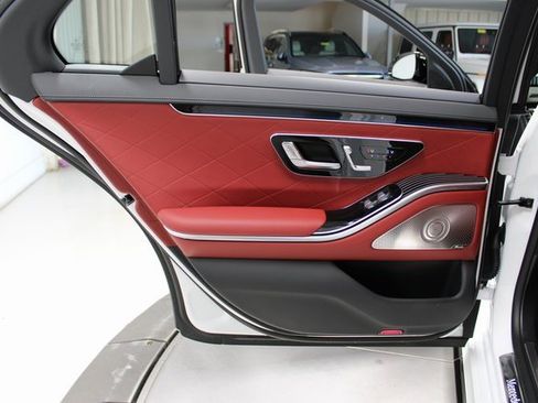 Used 2025 Mercedes-Benz S 580 S 580 4MATIC w/ AMG Line Package image 40