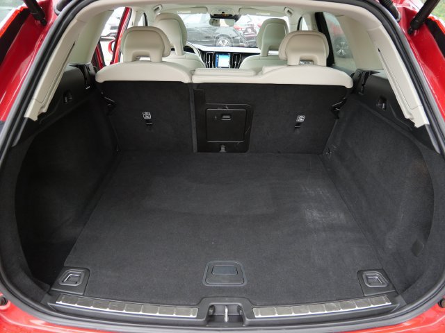 Used 2018 Volvo XC60 T6 Momentum AWD/4WD image 10