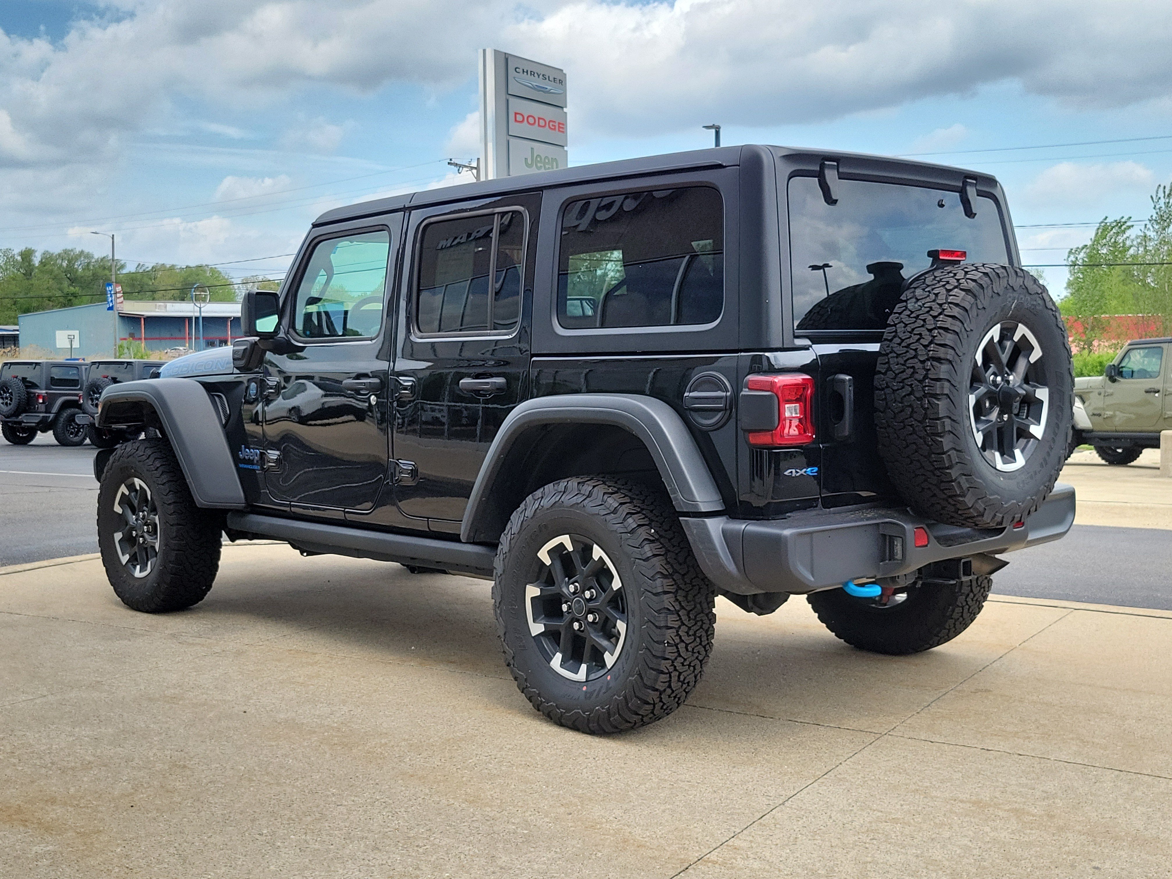 Used 2025 Jeep Wrangler Unlimited Rubicon 4xe w/ Convenience Group AWD/4WD image 3