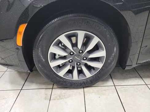 Used 2023 Chrysler Pacifica Limited image 49